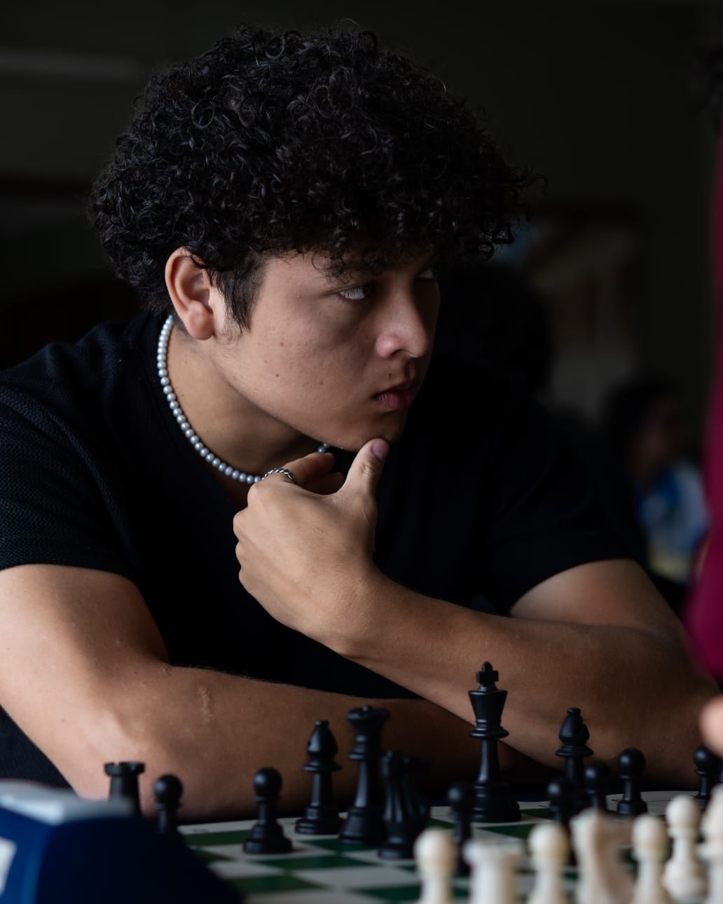 Jeigoth Pastor analyzing the board in competition